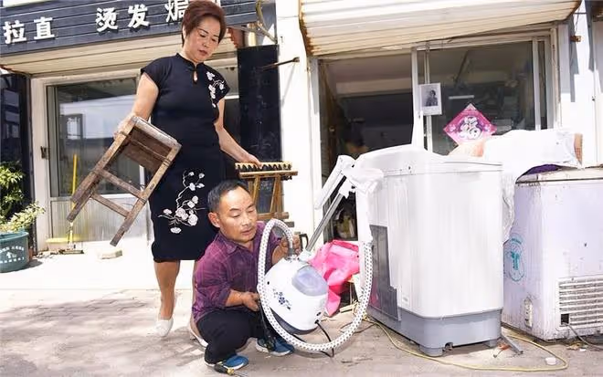 男子身高1米,娶1米7女子為妻,15年過去了,他們過得如何