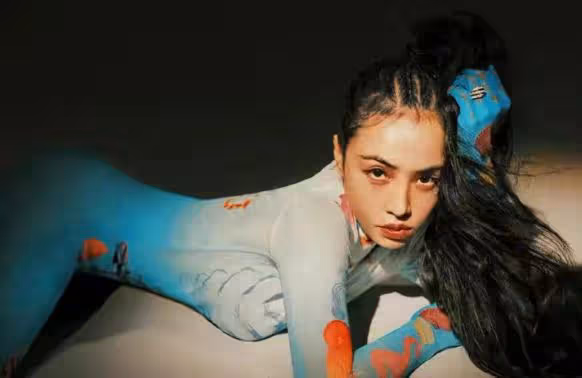 蔡依林真的不羈！穿漏洞緊身衣秀性感翹臀，40+還被誇魔鬼身材