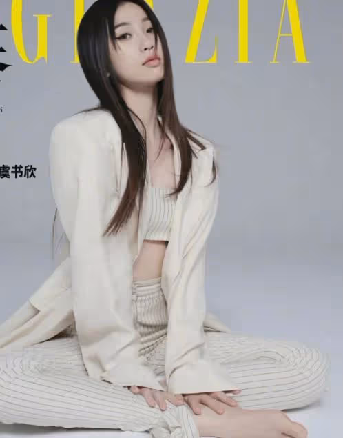 虞書欣性感寫真曝光,內衣外穿太嫵媚,嘗試貓眼妝顯俏皮