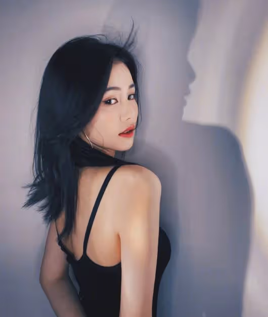 白鹿罕曬性感寫真,穿黑色弔帶裙嫵媚美艷,「蝴蝶背」惹人羨慕