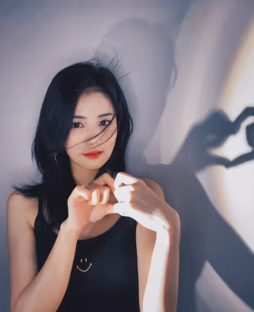 白鹿罕曬性感寫真,穿黑色弔帶裙嫵媚美艷,「蝴蝶背」惹人羨慕