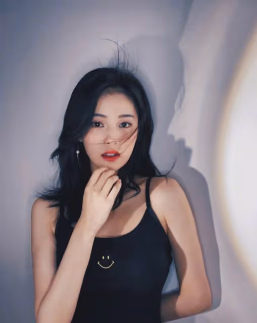 白鹿罕曬性感寫真,穿黑色弔帶裙嫵媚美艷,「蝴蝶背」惹人羨慕