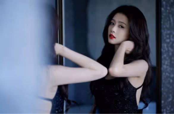 白鹿罕曬性感寫真，穿黑色弔帶裙嫵媚美艷，「蝴蝶背」惹人羨慕