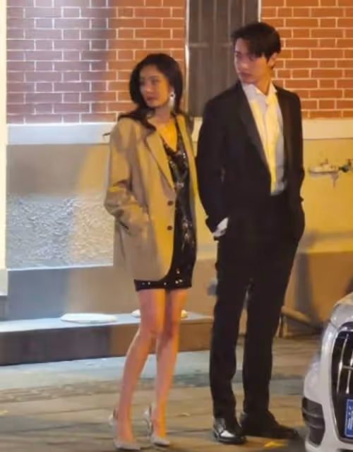 楊冪許凱片場互動甜蜜,街頭親密挽手散步,楊冪穿包臀裙秀大長腿