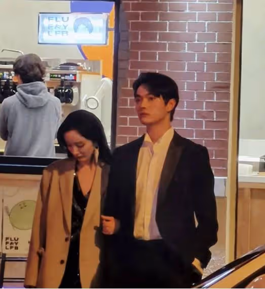楊冪許凱片場互動甜蜜,街頭親密挽手散步,楊冪穿包臀裙秀大長腿