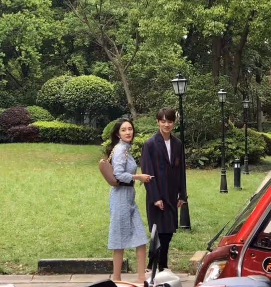 楊冪許凱片場互動甜蜜,街頭親密挽手散步,楊冪穿包臀裙秀大長腿