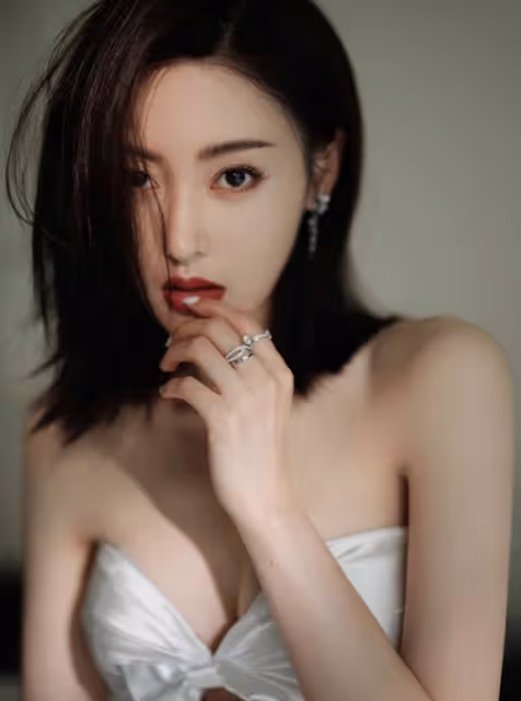 張天愛不愧是魔鬼身材，穿開叉裙秀大長腿，胸前鏤空蝴蝶結太撩人