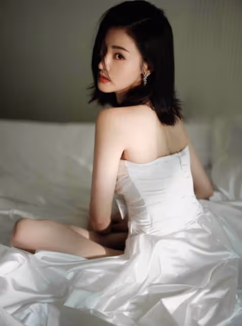 張天愛不愧是魔鬼身材,穿開叉裙秀大長腿,胸前鏤空蝴蝶結太撩人