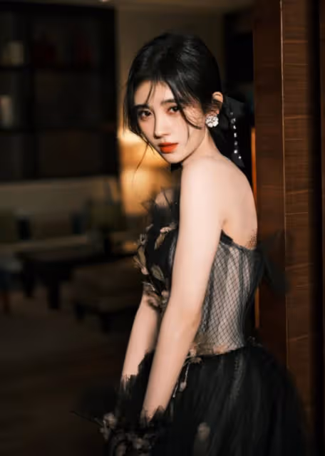 鞠婧禕穿黑紗裙驚艷紅毯,抹胸設計秀直角肩,生圖堪稱自帶精修