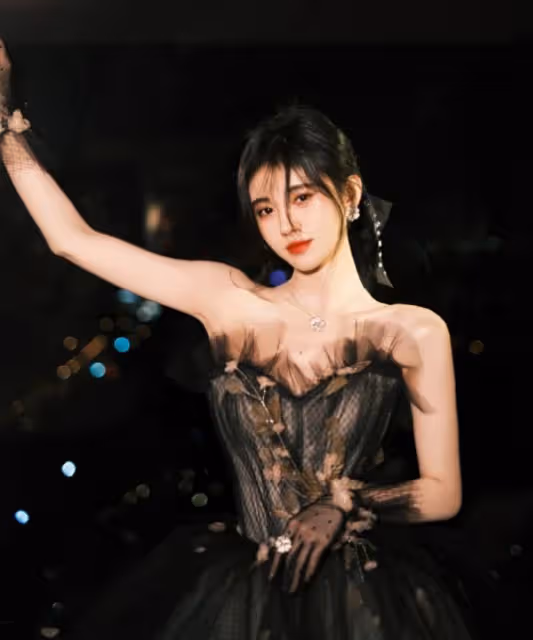 鞠婧禕穿黑紗裙驚艷紅毯,抹胸設計秀直角肩,生圖堪稱自帶精修