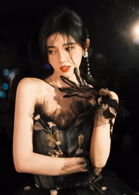 鞠婧禕穿黑紗裙驚艷紅毯,抹胸設計秀直角肩,生圖堪稱自帶精修