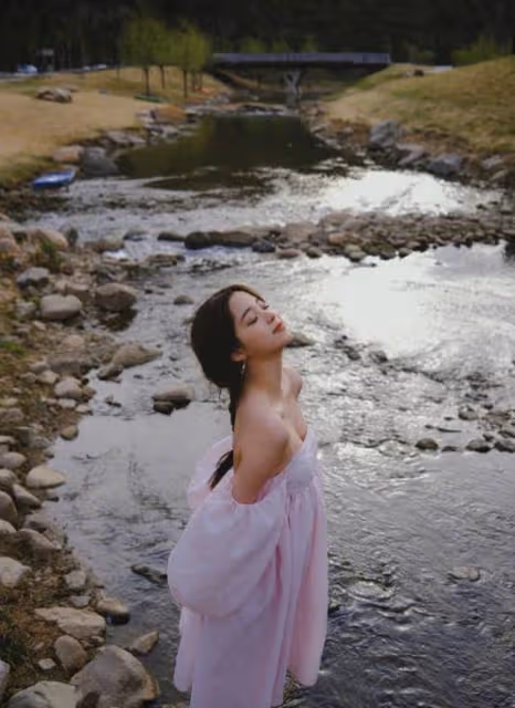 歐陽娜娜再秀性感!穿粉色抹胸裙在河邊凹造型,好身材惹人羨