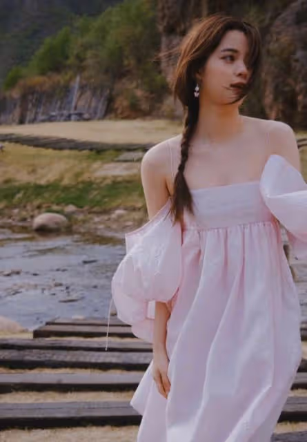 歐陽娜娜再秀性感!穿粉色抹胸裙在河邊凹造型,好身材惹人羨
