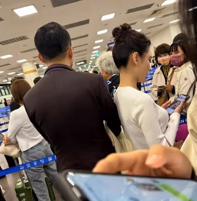 汪小菲帶未婚妻韓國旅遊,Mandy戴大鑽戒搶鏡,汪小菲貼心拿外套