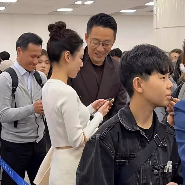 汪小菲帶未婚妻韓國旅遊,Mandy戴大鑽戒搶鏡,汪小菲貼心拿外套