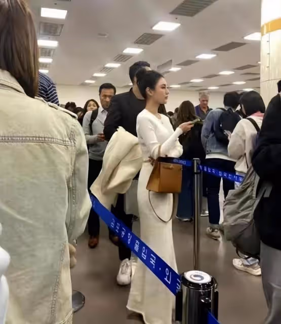 汪小菲帶未婚妻韓國旅遊,Mandy戴大鑽戒搶鏡,汪小菲貼心拿外套