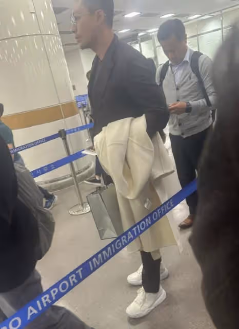 汪小菲帶未婚妻韓國旅遊,Mandy戴大鑽戒搶鏡,汪小菲貼心拿外套