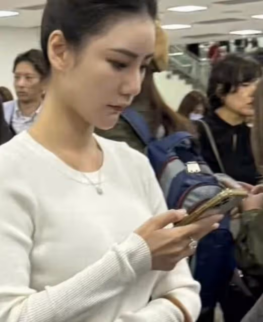 汪小菲帶未婚妻韓國旅遊,Mandy戴大鑽戒搶鏡,汪小菲貼心拿外套