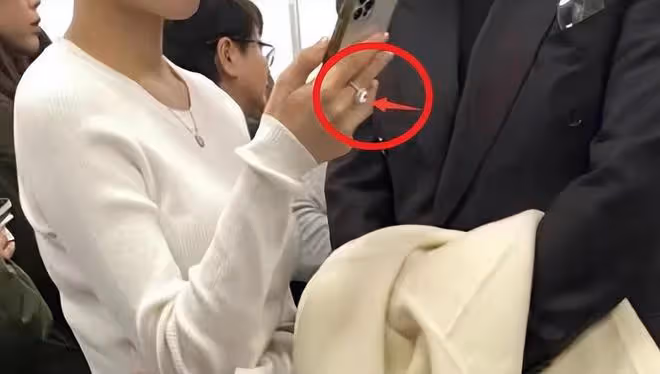 汪小菲帶未婚妻韓國旅遊,Mandy戴大鑽戒搶鏡,汪小菲貼心拿外套