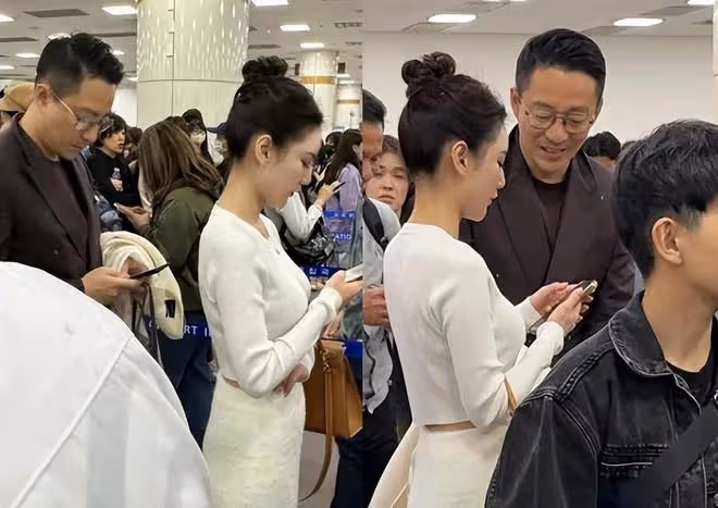 汪小菲帶未婚妻韓國旅遊,Mandy戴大鑽戒搶鏡,汪小菲貼心拿外套