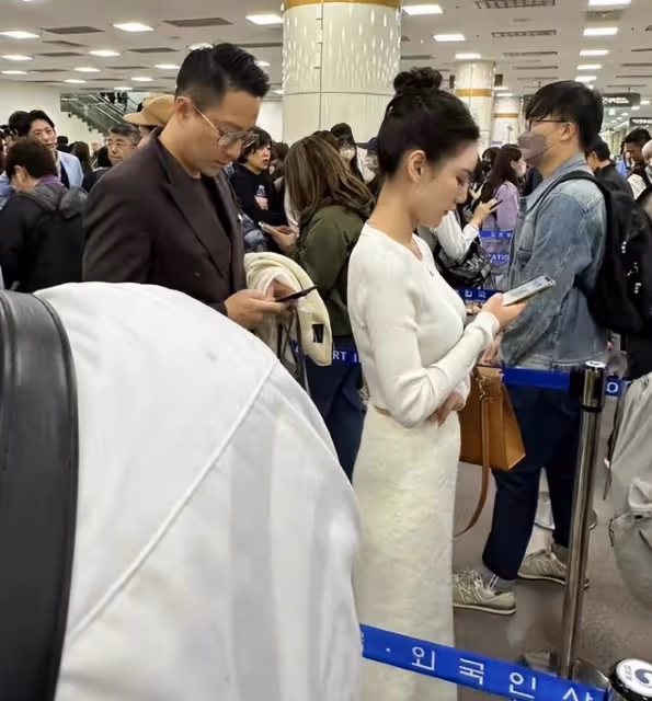 汪小菲帶未婚妻韓國旅遊,Mandy戴大鑽戒搶鏡,汪小菲貼心拿外套