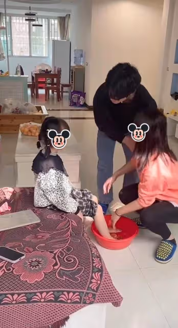 女子給丈夫和前妻生的女兒洗腳，遭到責怪：你是想把我孩子慣壞吧