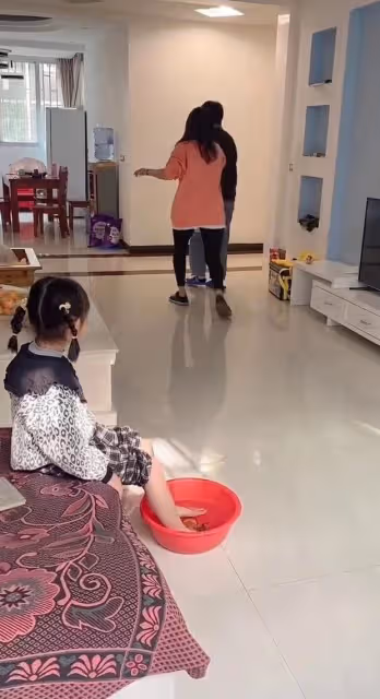 女子給丈夫和前妻生的女兒洗腳，遭到責怪：你是想把我孩子慣壞吧