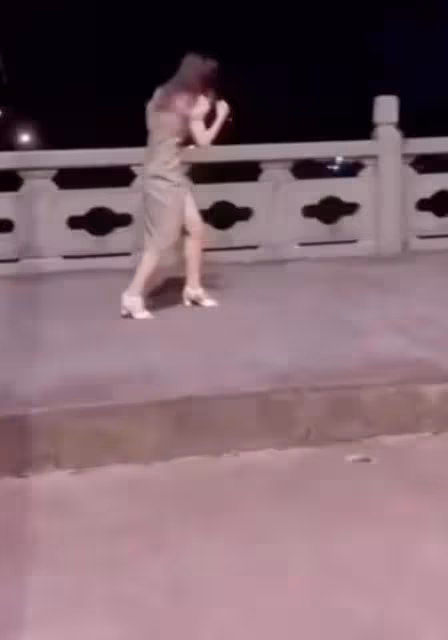 女子和老公吵架，氣不過的她半夜穿著連衣裙，來馬路練武
