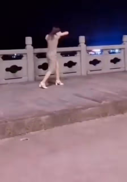 女子和老公吵架，氣不過的她半夜穿著連衣裙，來馬路練武