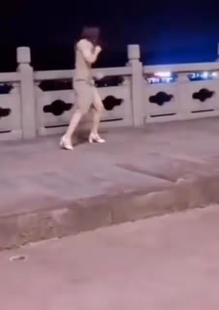 女子和老公吵架，氣不過的她半夜穿著連衣裙，來馬路練武