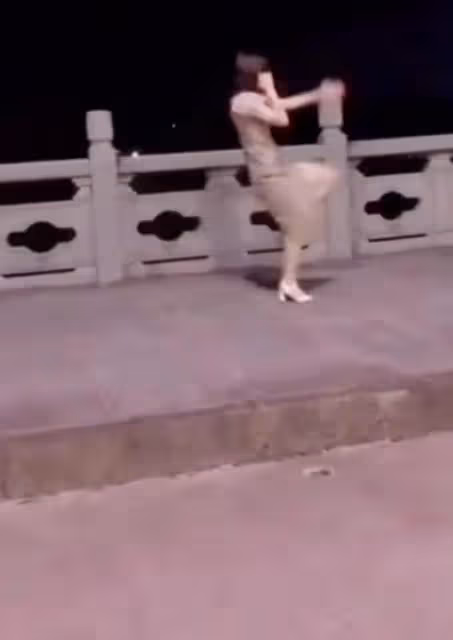 女子和老公吵架，氣不過的她半夜穿著連衣裙，來馬路練武