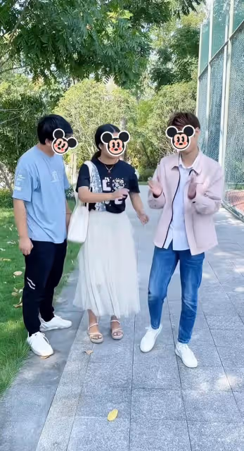 女子和初戀男友在小區內相擁，丈夫拍她肩膀，隨後邊鼓掌邊走開