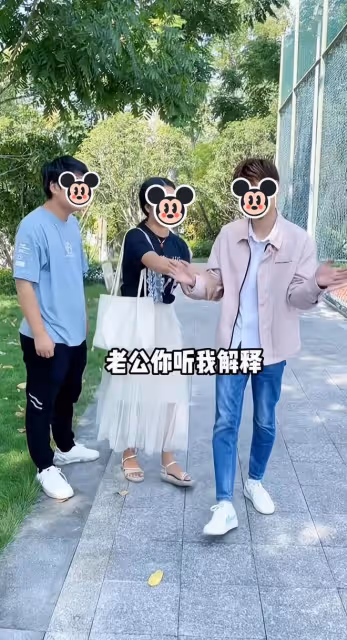 女子和初戀男友在小區內相擁，丈夫拍她肩膀，隨後邊鼓掌邊走開