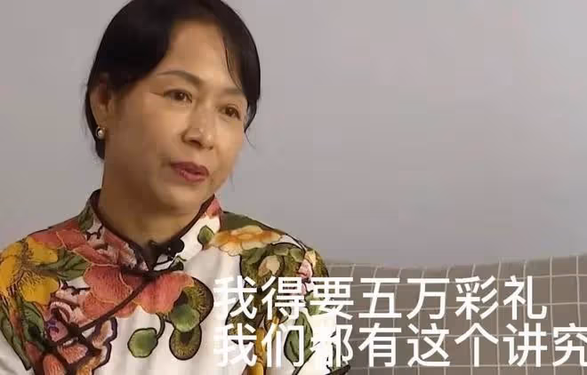 大媽來相親，說好不在乎物質，可一見面提出5萬彩禮，紅娘很尷尬