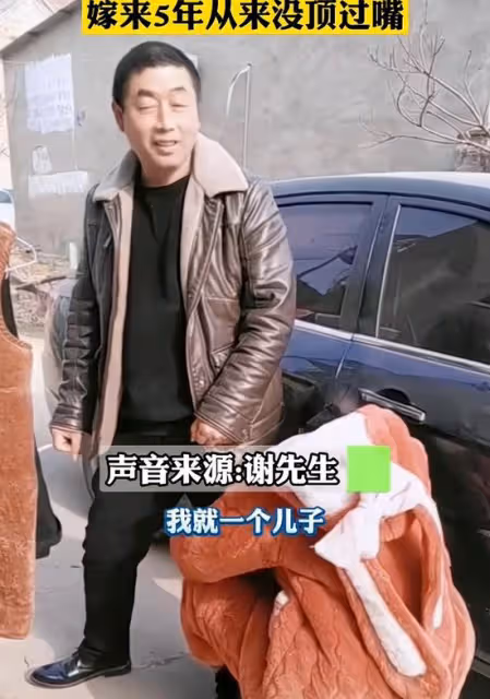 兒媳婦抱著公公的小腿撒嬌要錢買電動車，公公：我把她當閨女養