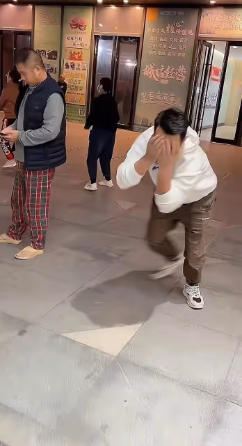 丈夫看廣場舞入迷忘了去打水，看到妻子過來，他撒腿就跑