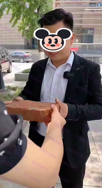 一男子過生日，女友拿磚頭當禮物送給他：希望我們的愛情堅如磐石