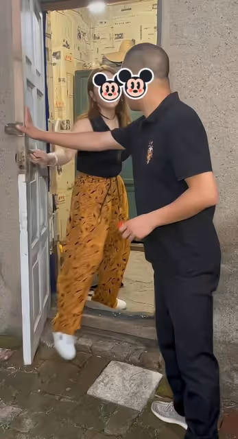 一男子沒錢交房租，無奈去找包租婆協商，表示自己願意當上門女婿