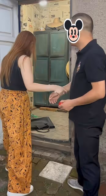 一男子沒錢交房租，無奈去找包租婆協商，表示自己願意當上門女婿