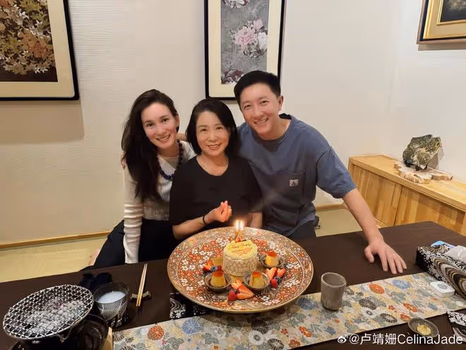 盧靖姍為婆婆慶生，贊韓庚媽媽是世界上最好的奶奶，婆媳倆超親昵
