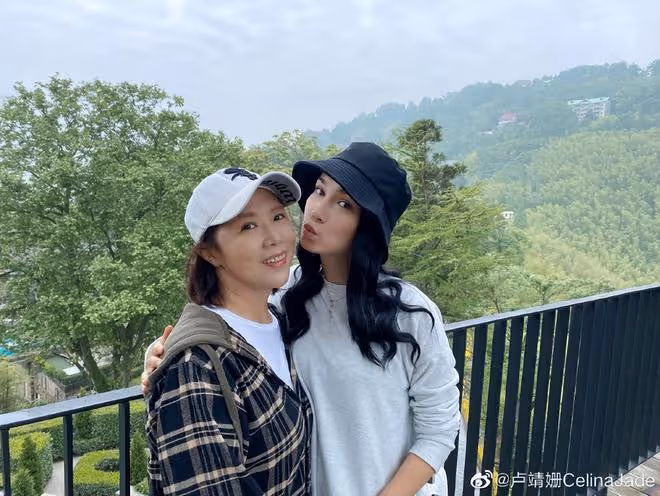 盧靖姍為婆婆慶生，贊韓庚媽媽是世界上最好的奶奶，婆媳倆超親昵