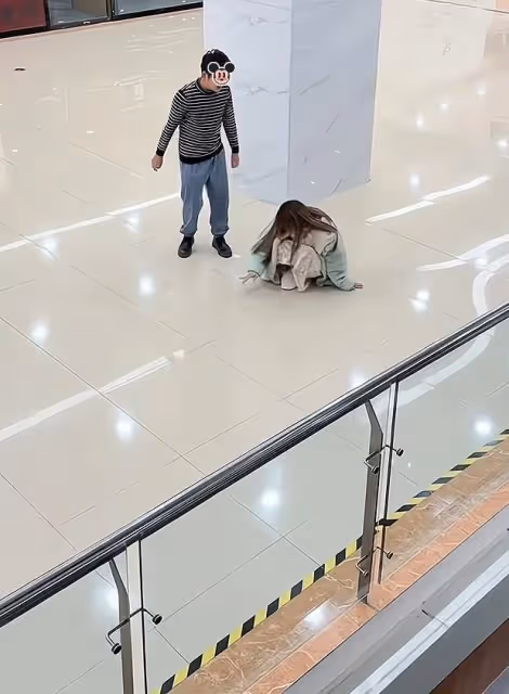 妻子想買背包被丈夫反對，躺在地上哭泣不願起來：不給買就不回家