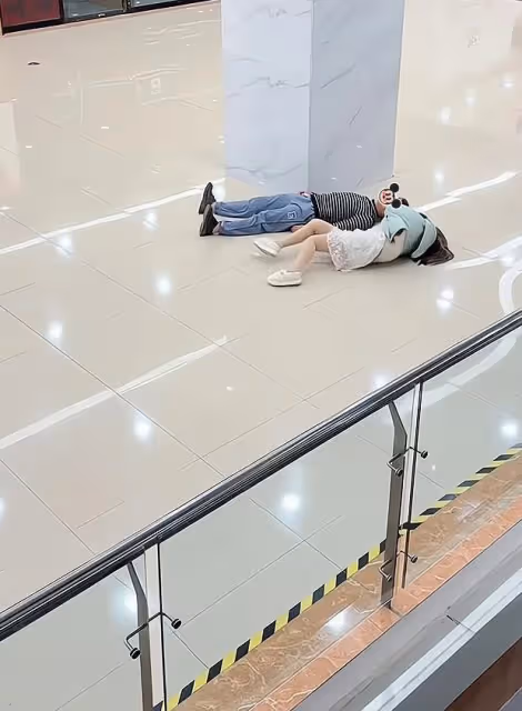 妻子想買背包被丈夫反對，躺在地上哭泣不願起來：不給買就不回家