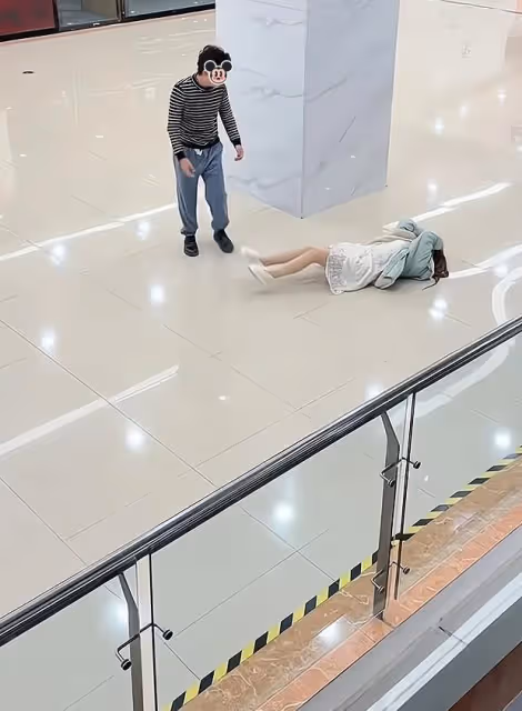 妻子想買背包被丈夫反對，躺在地上哭泣不願起來：不給買就不回家