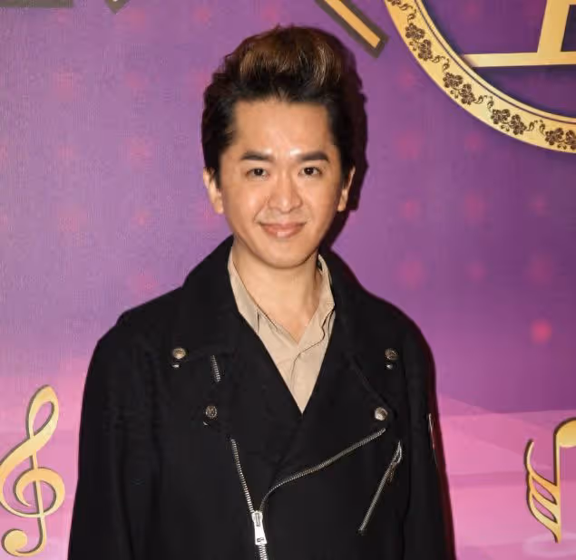 57歲香港富豪帶新女友亮相，維持「3女共侍1夫」生活超10年