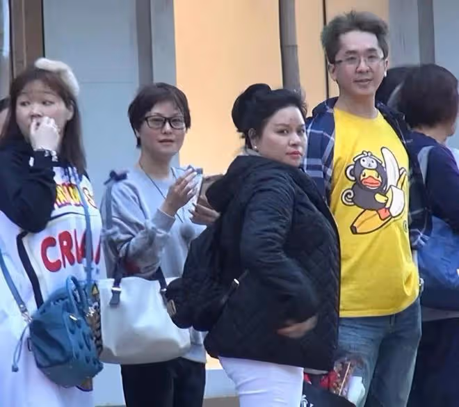 57歲香港富豪帶新女友亮相，維持「3女共侍1夫」生活超10年