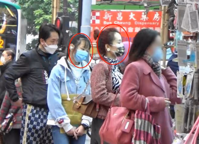 57歲香港富豪帶新女友亮相，維持「3女共侍1夫」生活超10年