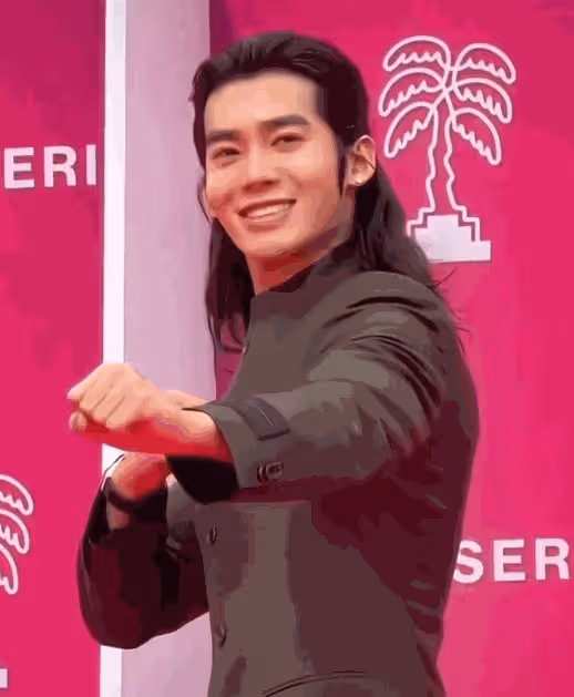 好傢夥，坎城電視節群星閃耀，27歲於適卻靠一張帥臉大殺四方