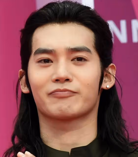 好傢夥，坎城電視節群星閃耀，27歲於適卻靠一張帥臉大殺四方