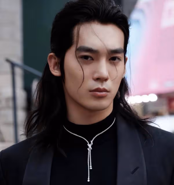 好傢夥，坎城電視節群星閃耀，27歲於適卻靠一張帥臉大殺四方